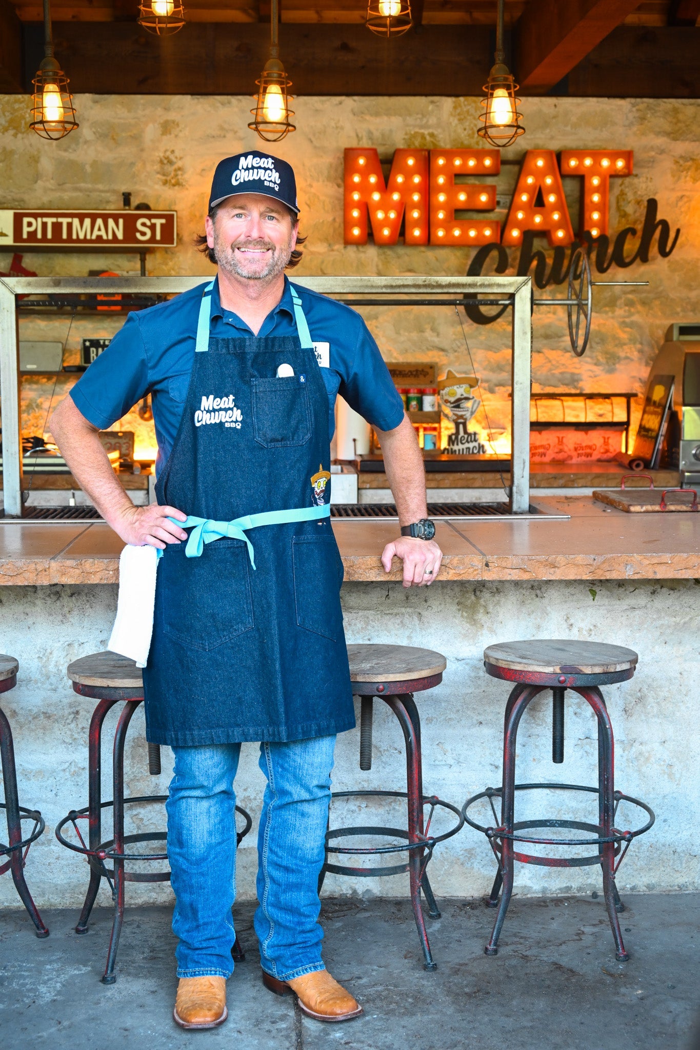 hedley-and-bennett-meat-church-apron-navy-n7 NAVY_H_B_APRON_LIFESTYLE_OUTDOOR_KITCHEN_TIED.jpg